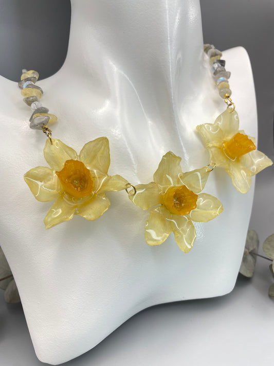Narcissus Necklace – Real dried flowers and UV resin with labradorite and citrin