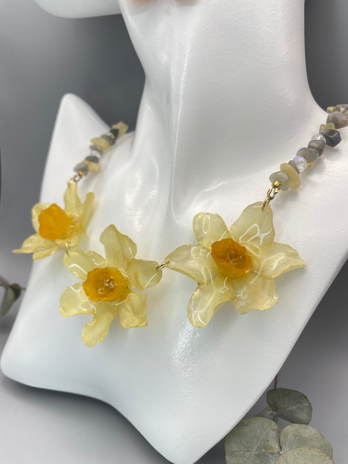 Narcissus Necklace – Real dried flowers and UV resin with labradorite and citrin
