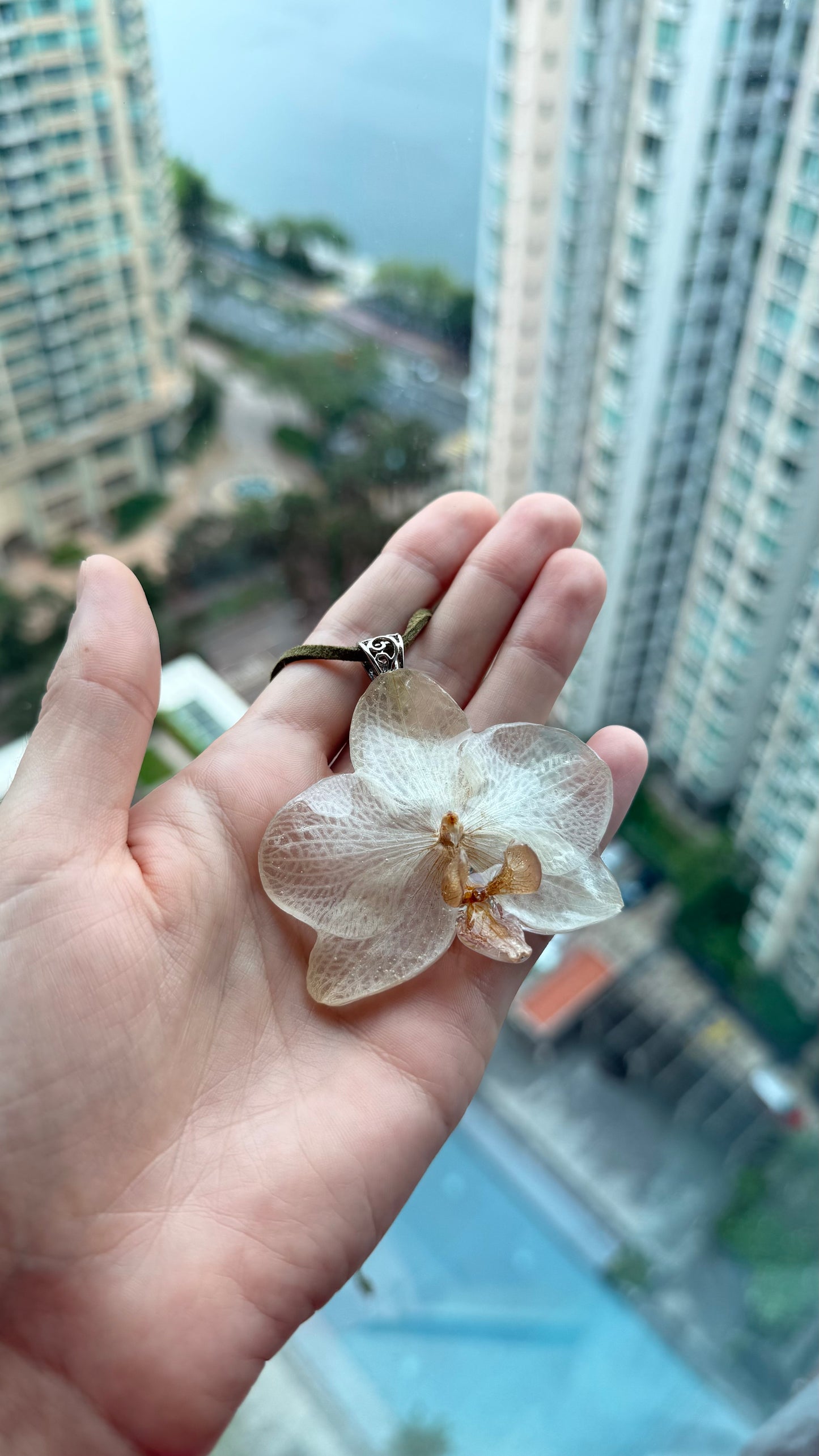 Ivory Orchid Pendant - Preserved Phalaenopsis in
Crystal Resin