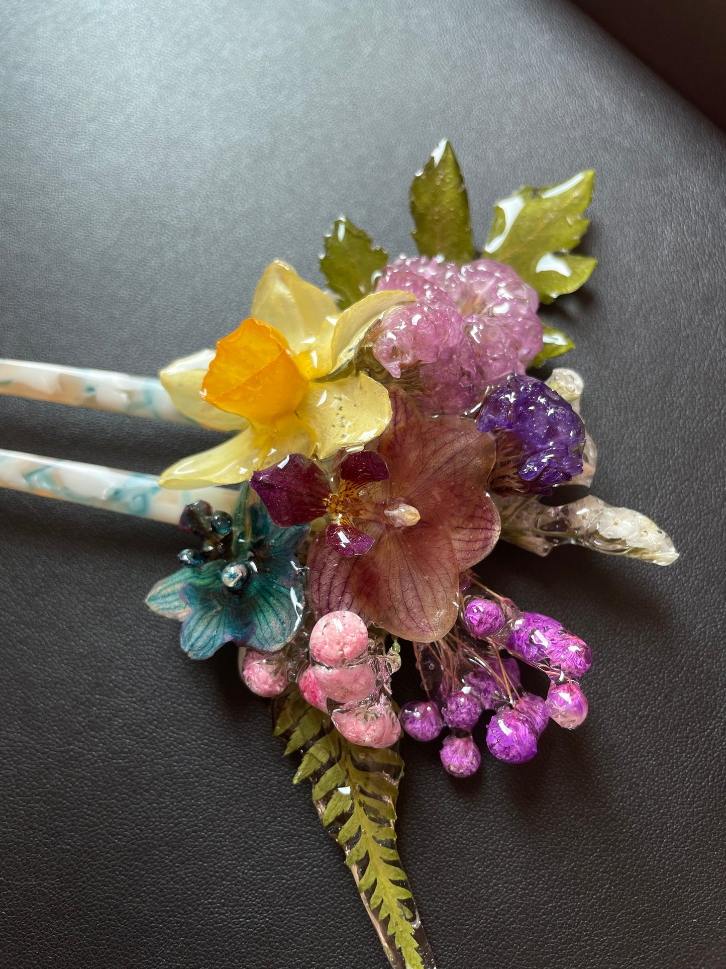 Resin hair clip - hair decoration made from dried flowers