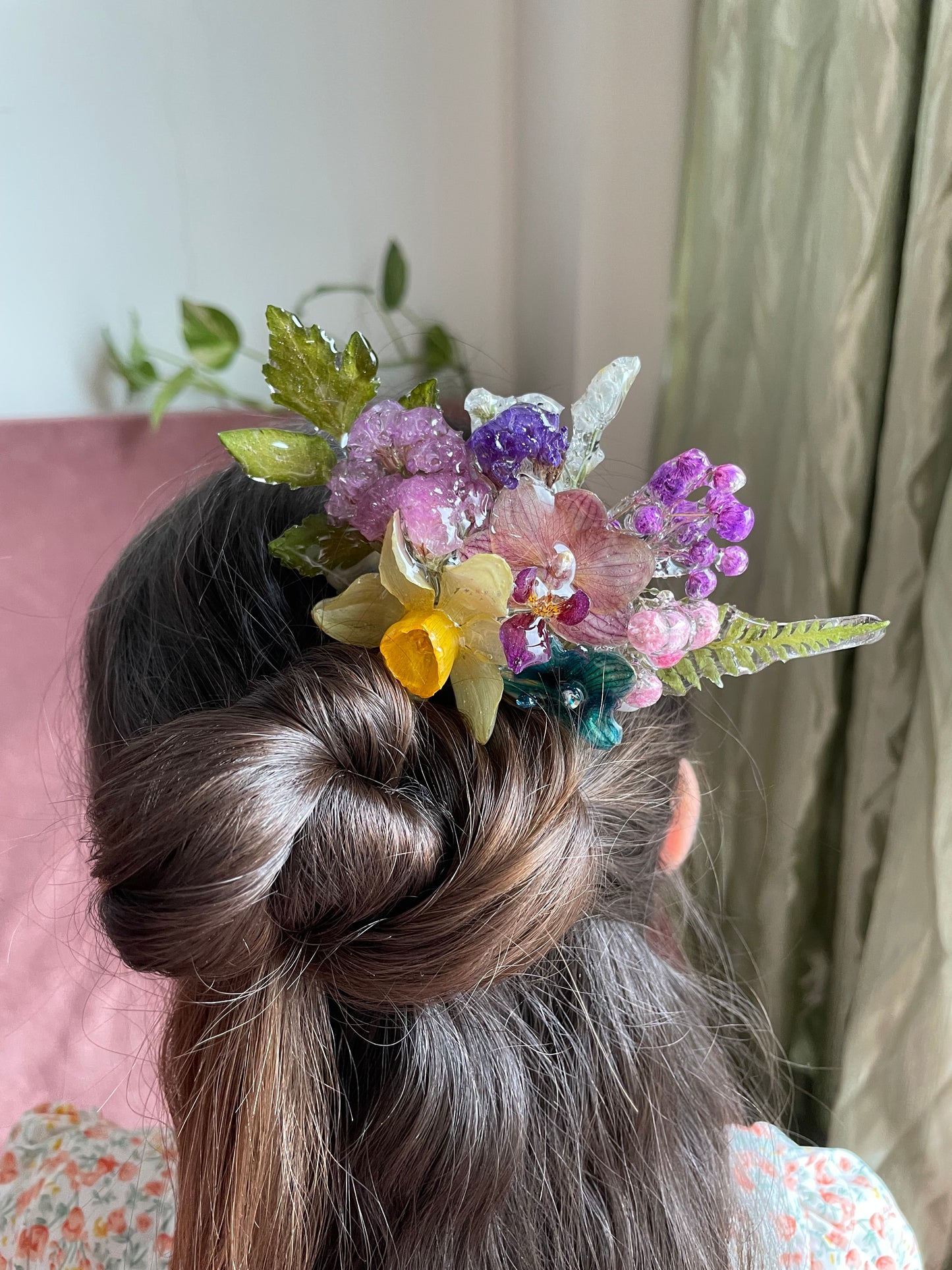 Resin hair clip - hair decoration made from dried flowers