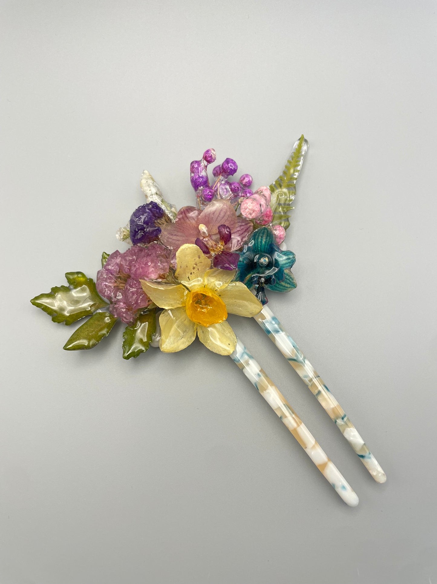 Resin hair clip - hair decoration made from dried flowers