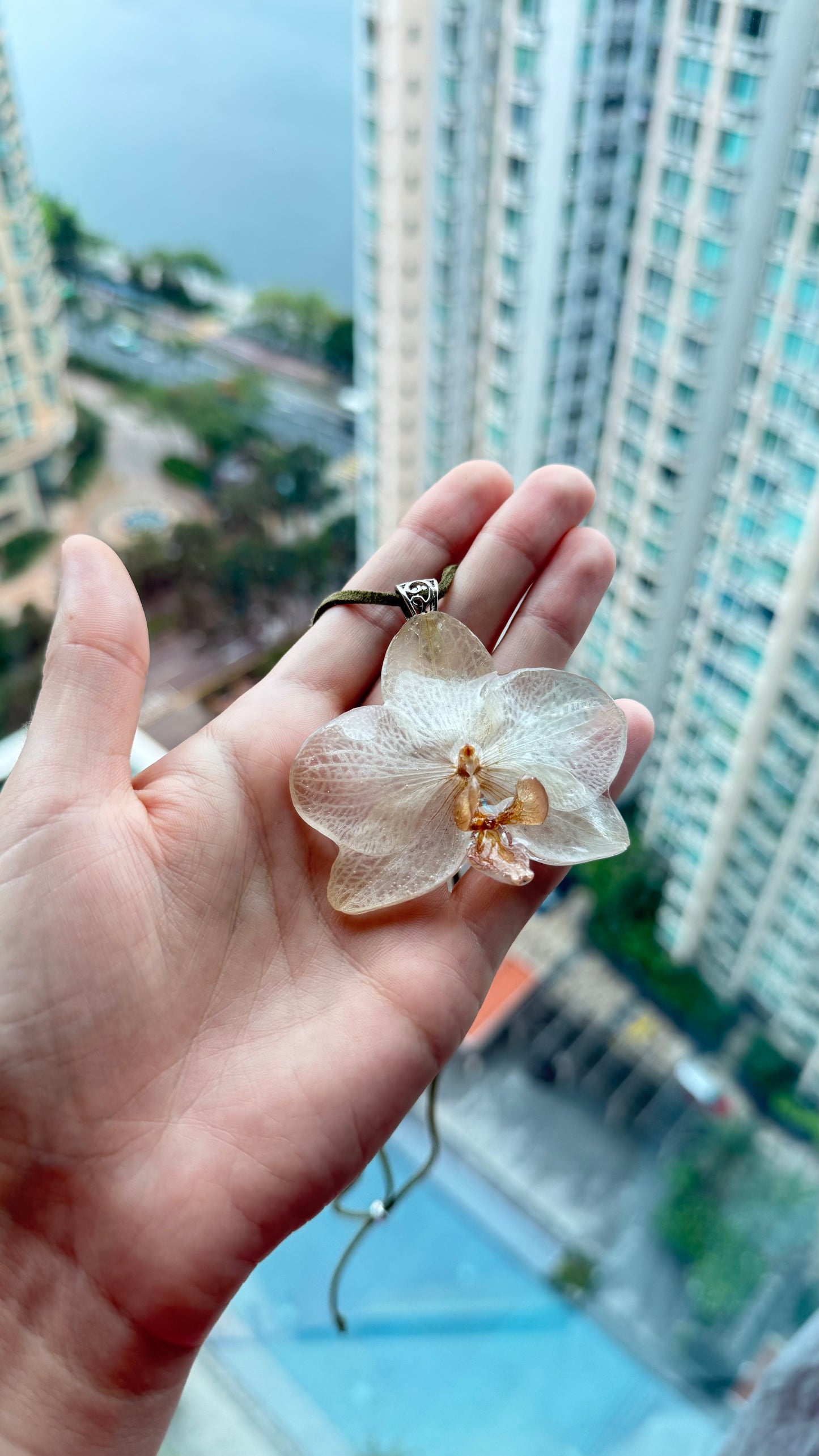 Ivory Orchid Pendant - Preserved Phalaenopsis in
Crystal Resin