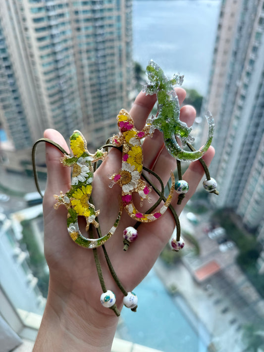 Handmade Lizard & Floral Pendant - Real Flowers in UV Resin