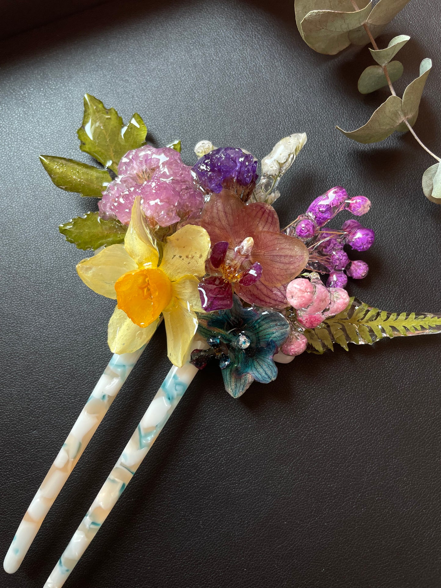 Resin hair clip - hair decoration made from dried flowers