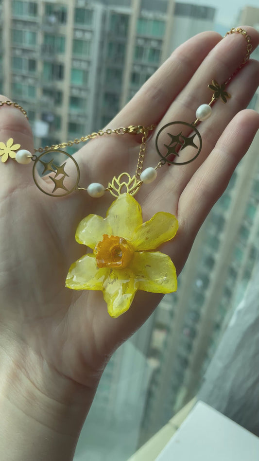 Dried Flower and Pearl Necklace